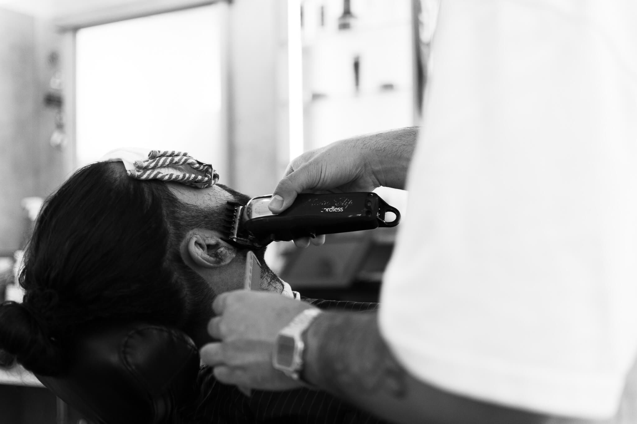 Mauro fra 1o1BARBERS Oslo trimmer skjegg til en kunde med envy cordless klipper